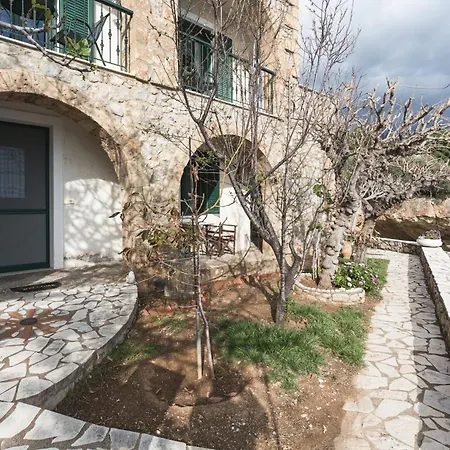 Gorgones, Sea-front, Great View 아파트호텔 3*