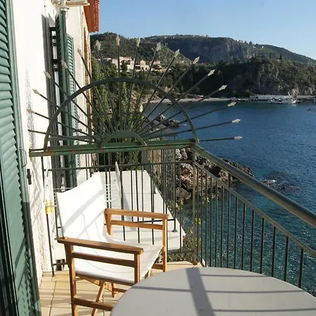 Gorgones, Sea-front, Great View Aparthotel *
