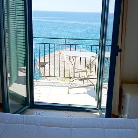Gorgones, Sea-front, Great View Aparthotel