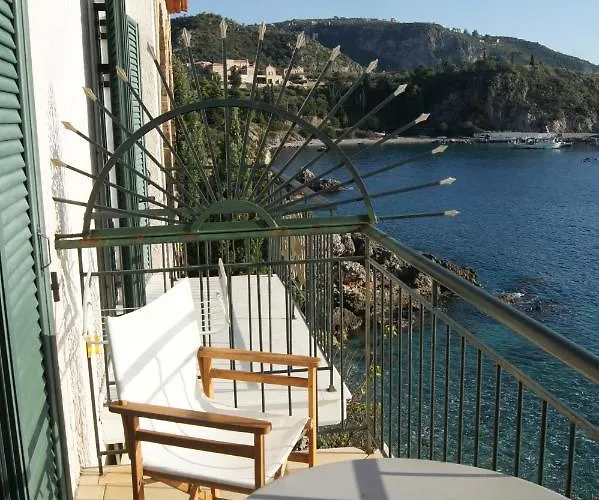 Gorgones, Sea-front, Great View מלון דירות 3*
