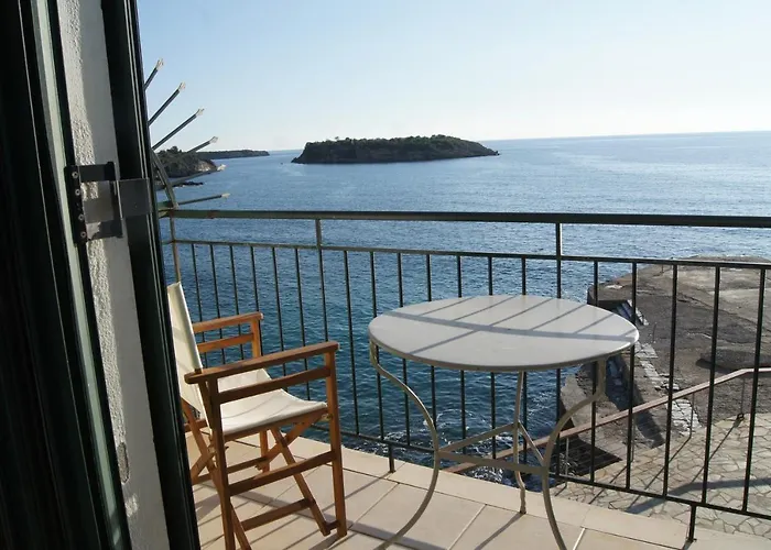 Gorgones, Sea-front, Great View קרדמילי