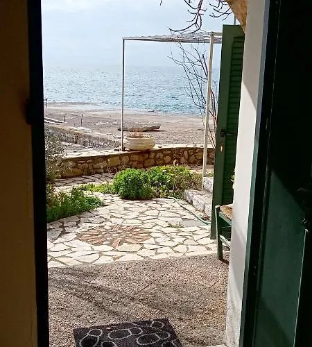 Gorgones, Sea-front, Great View Апарт-отель Кардамили