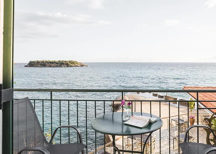 Gorgones, Sea-front, Great View מלון דירות 3*