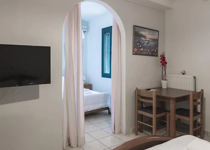 Gorgones, Sea-front, Great View מלון דירות 3*