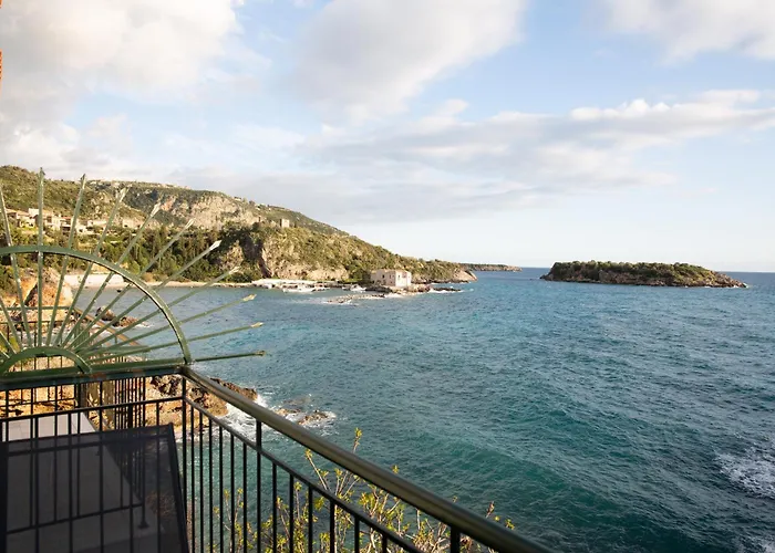 Gorgones, Sea-front, Great View Апарт-отель Кардамили