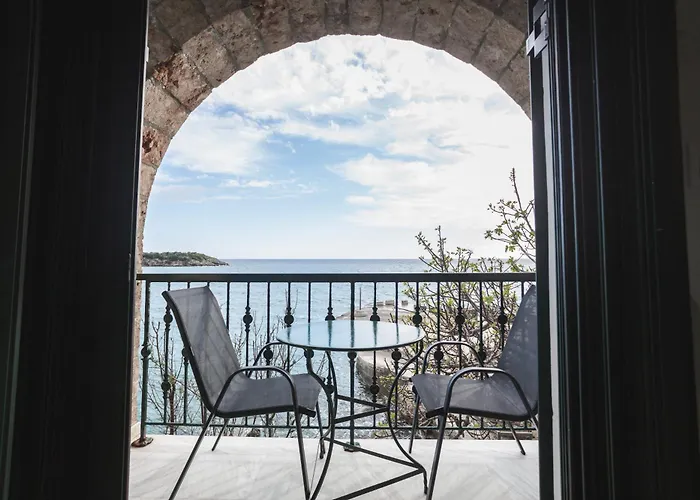 Gorgones, Sea-front, Great View מלון דירות 3*