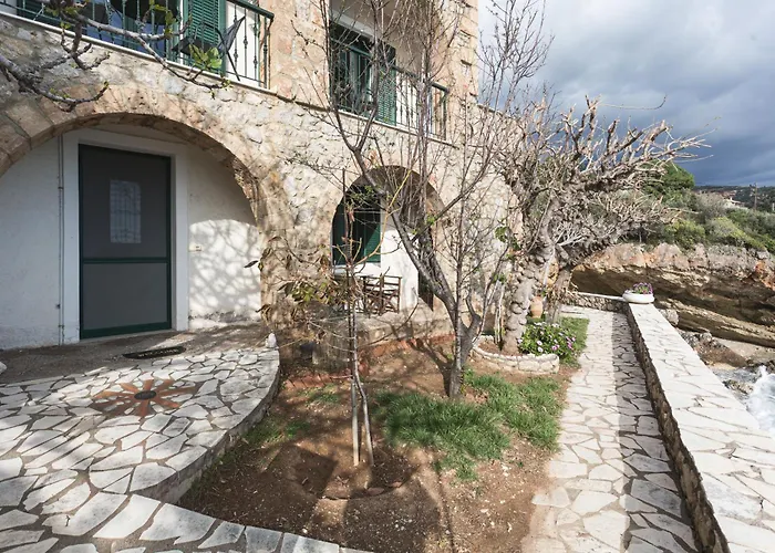 Gorgones, Sea-front, Great View Апарт-отель 3*